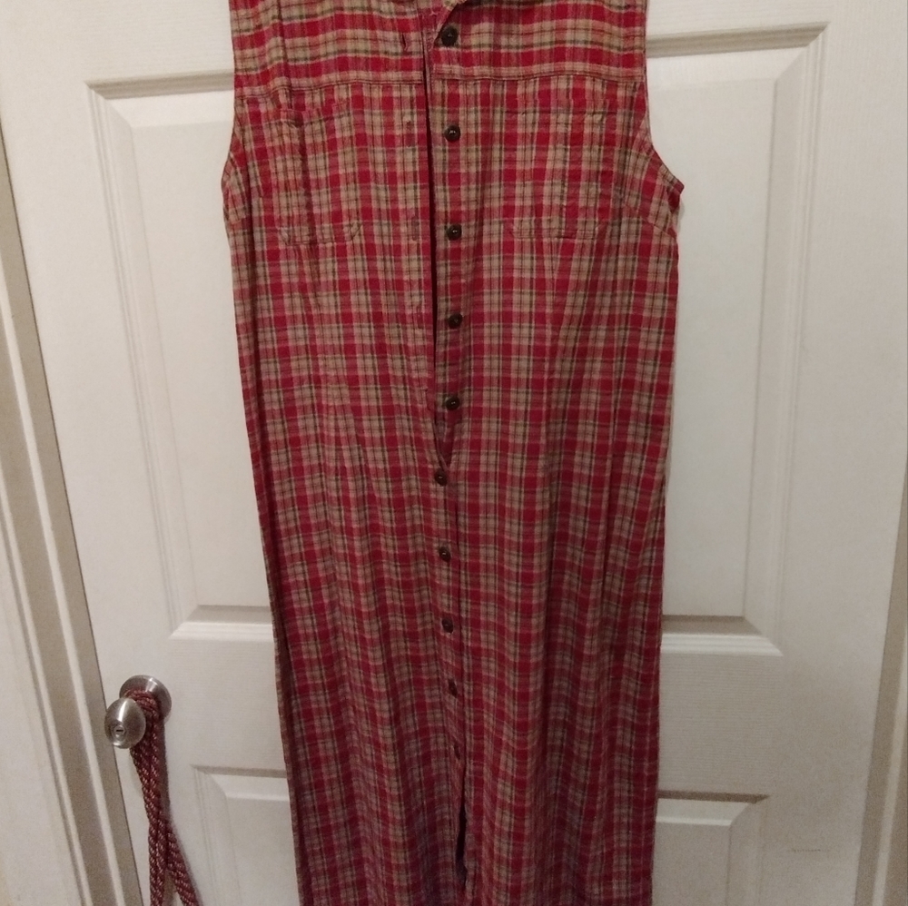Sleeveless, long dress.